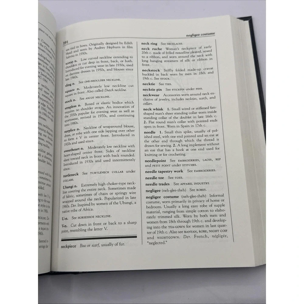 Fairchild's Dictionary of Fashion by Calasibetta Hardcover 2nd edition m1‎